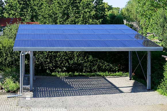 Solarpanels auf Carport