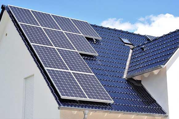 Solarpanels auf Einfamilienhaus
